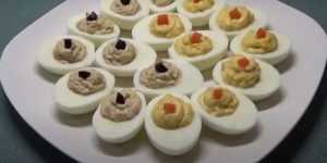 Huevos rellenos con anchoas. Caravana huevo